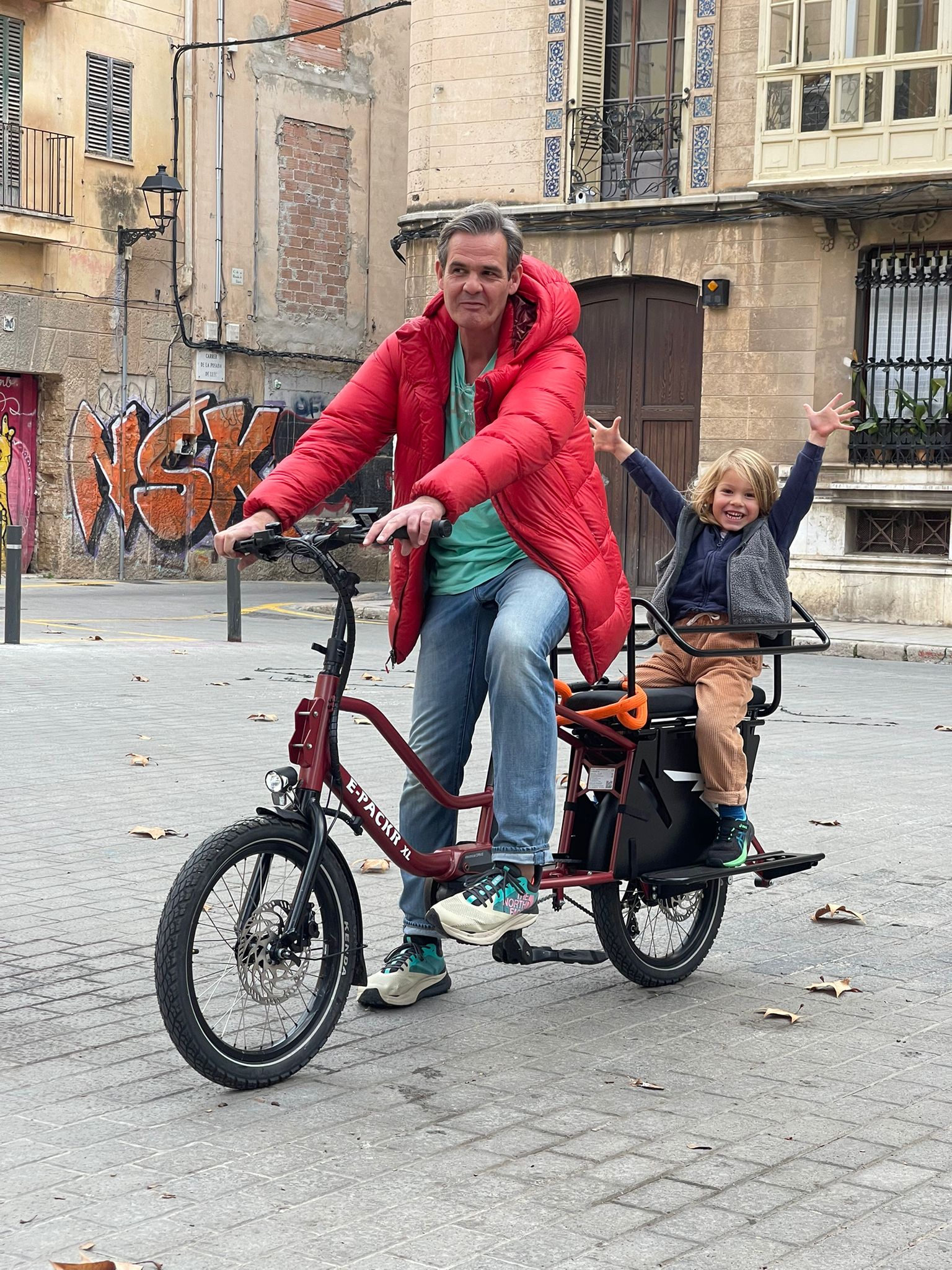 NANNO Long tail electric cargo bike with kid and father, urban family bike